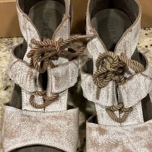 DIBA TRUE SUPER CUTE sandals size 7.5